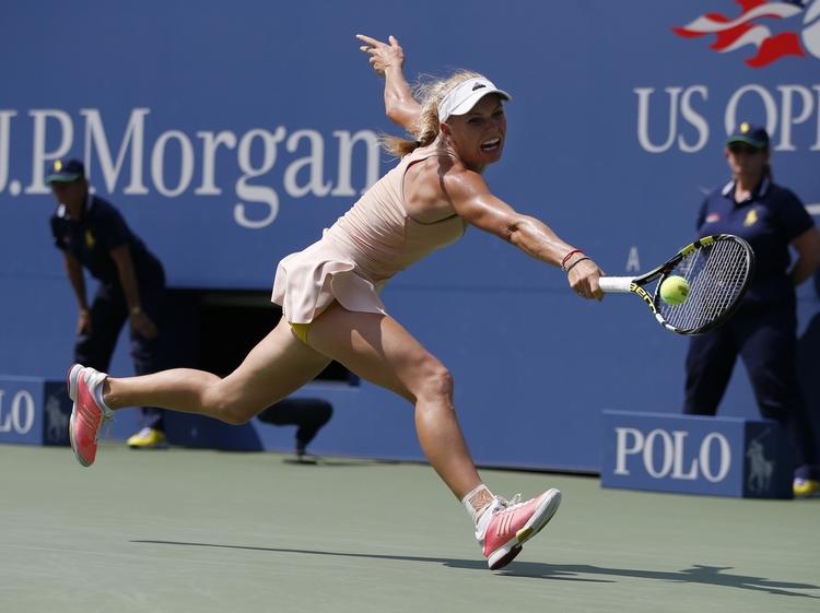 FIGHT. Med et break til 3-1 i tredje sæt fik fighteren Caroline Wozniacki tilskuerne op fra stolene i kampen mod Maria Sharapova. 