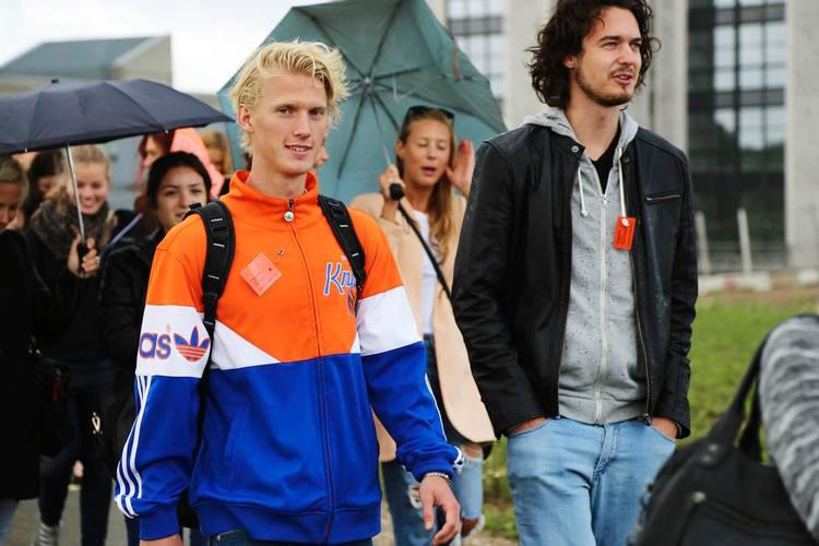sammen. Studiestart på RUC i Roskilde. Normcorebevægelsen gør det til en bevidst handling at vælge tøj, så man ikke skiller sig ud, men ligner alle de andre og finder ro i den sikkerhed, der følger med at være del af en flok. Der kan godt være plads til en pangfarvet sportsjakke. 