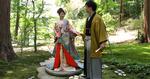 Et joint-venture mellem Kyotos rådhus og en række private firmaer tilbyder turister at få taget bryllupsfotos i traditionel japansk klædedragt 