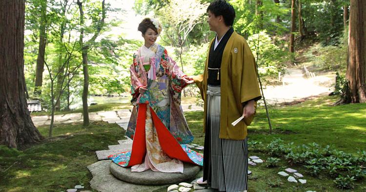 Et joint-venture mellem Kyotos rådhus og en række private firmaer tilbyder turister at få taget bryllupsfotos i traditionel japansk klædedragt 