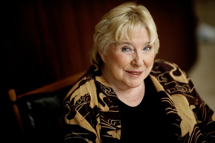 Herskab og tjenestefolk. Fay Weldons romantrilogi er allerede blevet sammenlignet med tv-serierne 'Downton Abbey' og 'Herskab og tjenestefolk'. Sidstnævnte skrev hun i øvrigt første episode af. 