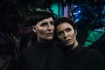 Duo. Marie Fisker og Kira Skov klæder hinanden, men hudløsheden bliver næsten for meget på 'The Cabin Project'. 