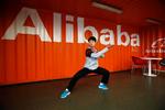 Sesam, Sesam. Selskabet Alibaba har planer om en børsnotering i USA. Dermed skulle porten til røvernes hule, det store dollarparadis, være slået på vid gab. På billedet varmer en ansat op til dagens dont. 