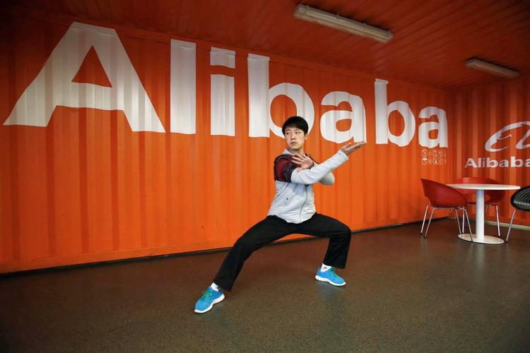 Sesam, Sesam. Selskabet Alibaba har planer om en børsnotering i USA. Dermed skulle porten til røvernes hule, det store dollarparadis, være slået på vid gab. På billedet varmer en ansat op til dagens dont. 