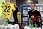 22. Agger tog trøjen på umiddelbart efter han havde sat sig tilrette. 