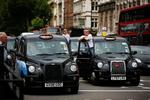 overhaling. Londons taxier har fået uventet konkurrence fra amerikanske Uber, som kører cirka 15 procent billigere og derfor vinder markedsandele. 