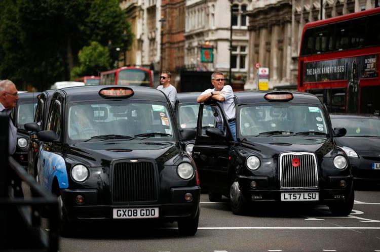 overhaling. Londons taxier har fået uventet konkurrence fra amerikanske Uber, som kører cirka 15 procent billigere og derfor vinder markedsandele. 