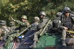 Oprustning. Ukrainske soldater møder hård modstand i det østlige Ukraine, hvor separatister, ifølge Ukraine og en række vestlige lande, får støtte af russiske soldater. 
