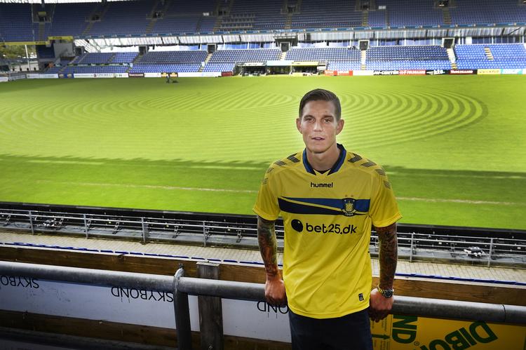 HJEMMEBANE. Mens Daniel Agger blev præsenteret i Michael Laudrup Lounge voksede antallet af cirkler i græstæppet på Brøndby Stadion. 