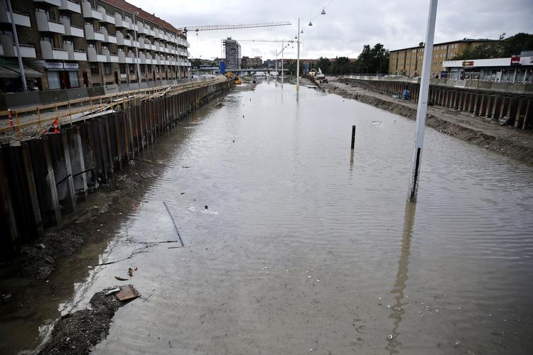 SKYBRUD. Gårsdagens kaskader oversvømmede flere veje. Her ses Lyngby-motorvejen stå under vand. 
