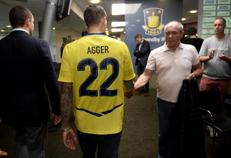 VELKOMMEN. Nye såvel som endog særdeles gamle folk i og omkring klubben fik i dag sagt velkommen tilbage til Daniel Agger, der her hilser på den tidligere ungdomsformand Ebbe Jørgensen. 