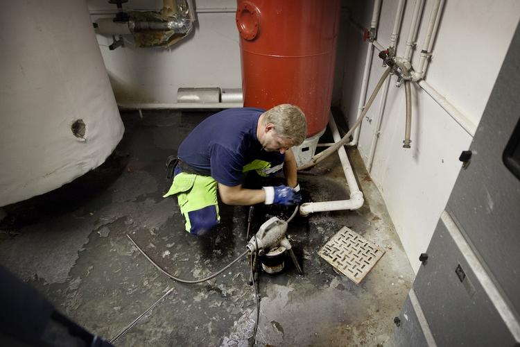 Fugtigt. K50'eren, som maskinen hedder, borer en over ti meter lang metalspiral ned i afløbet, og vandet synker langsomt i kælderen under Tybjergparken 75. En typisk opgave fortælle kloakarbejder Danny Lyngholm. 