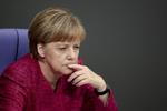 irak. Den tyske kansler Angela Merkel lytter til sine kolleger i Bundestag, der diskuterer den tyske regerings beslutning om at støtte kurderne i Irak med våben. Kurderne kæmper i øjeblikket en indædt kamp mod jihadister fra Islamisk Stat. 