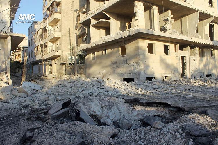 Syrien. Billedet stammer fra den regeringskritiske aktivistgruppe Aleppo Media Center (AMC) og viser angiveligt et bombekrater, som regeringsstyrkers våben har skabt i byen Aleppo. 