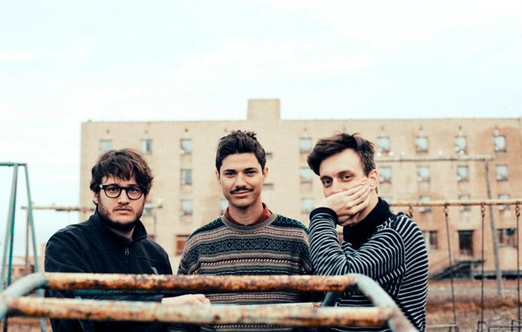 Multi. Indie-orkestret Efterklang forsikrer fans af deres musik, at de stadig spiller musik sammen, selvom de nu laver radio. 