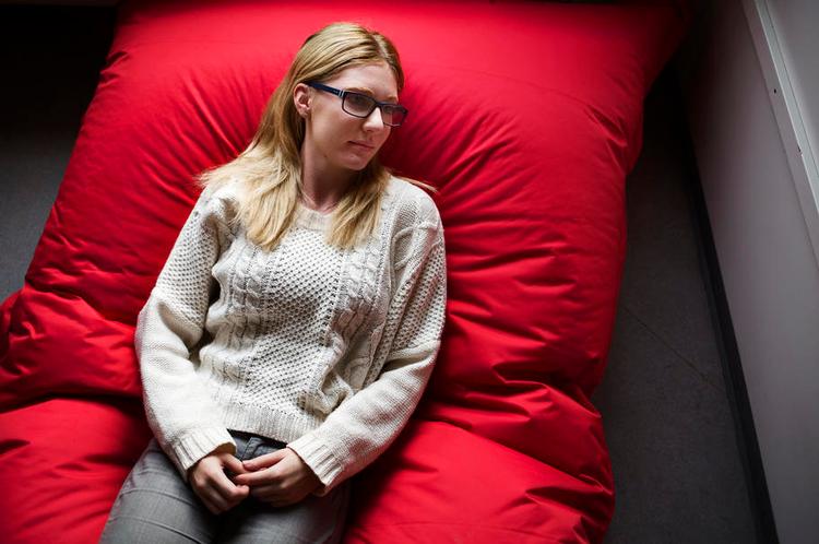 Rikke Knoth-Nielsen. Elev i 2. g: »Med nogle af lærerne er der brug for et tættere forhold. Det er meget forskelligt fra lærer til lærer, hvor tæt de har lyst til at være med deres elever. Antallet af timer, man har dem om ugen, kan også spille ind«. 