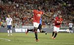 skifter. Danny Welbeck fejrer en scoring for Manchester United. Fremover skal angriberen score mål i en anden rød trøje, nemlig Arsenals. 