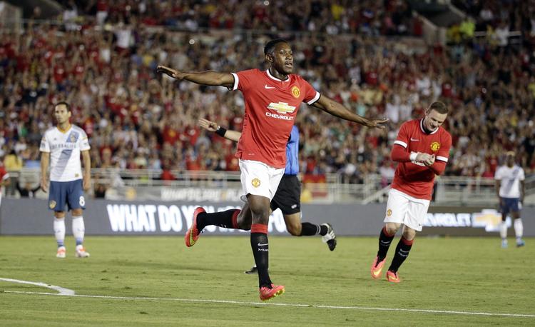 skifter. Danny Welbeck fejrer en scoring for Manchester United. Fremover skal angriberen score mål i en anden rød trøje, nemlig Arsenals. 