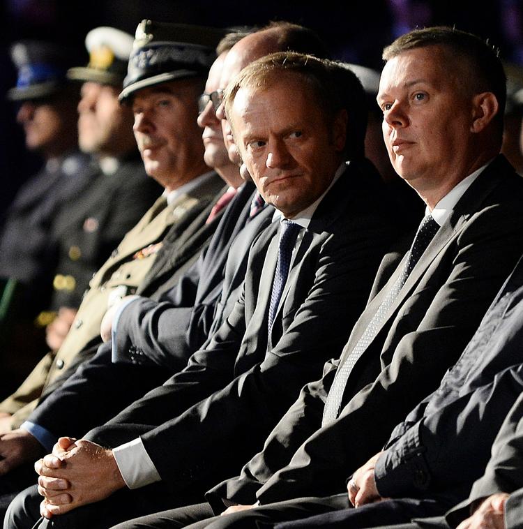 mindeceremoni. Donald Tusk (i midten), kommende formand for Det Europæiske Råd, talte i dag om nødvendigheden ved at tage ved lære af erfaringerne fra Anden Verdenskrig i forhold til situationen i Ukraine. 