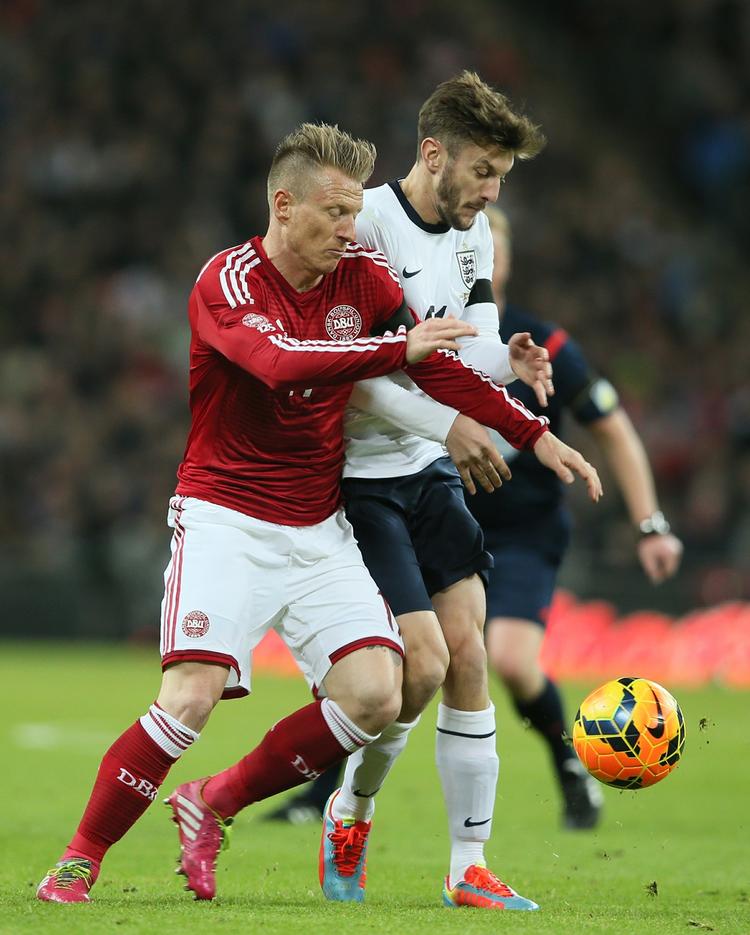 skifter. Niki Zimling (tv) skal spille med en masse andre danskere i Ajax. 