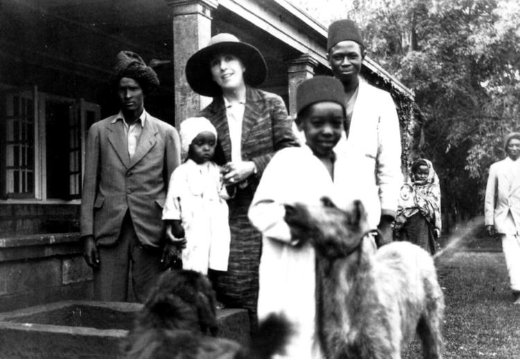 Farmen. Karen Blixen fotograferet i 1930 på sin afrikanske farm med nogle af de infødte på farmen, hun siden skrev om. 