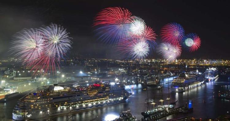 Fest. Fyrværkeri over Hamburg havn. 