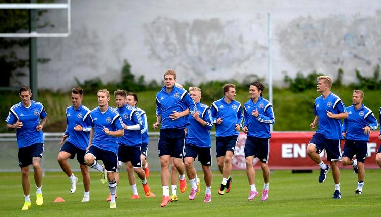 FREMAD. Nicklas Bendtner førte an, da landsholdet trænede i går før onsdagens kamp mod Tyrkiet og EM-kampen på søndag mod Armenien. 