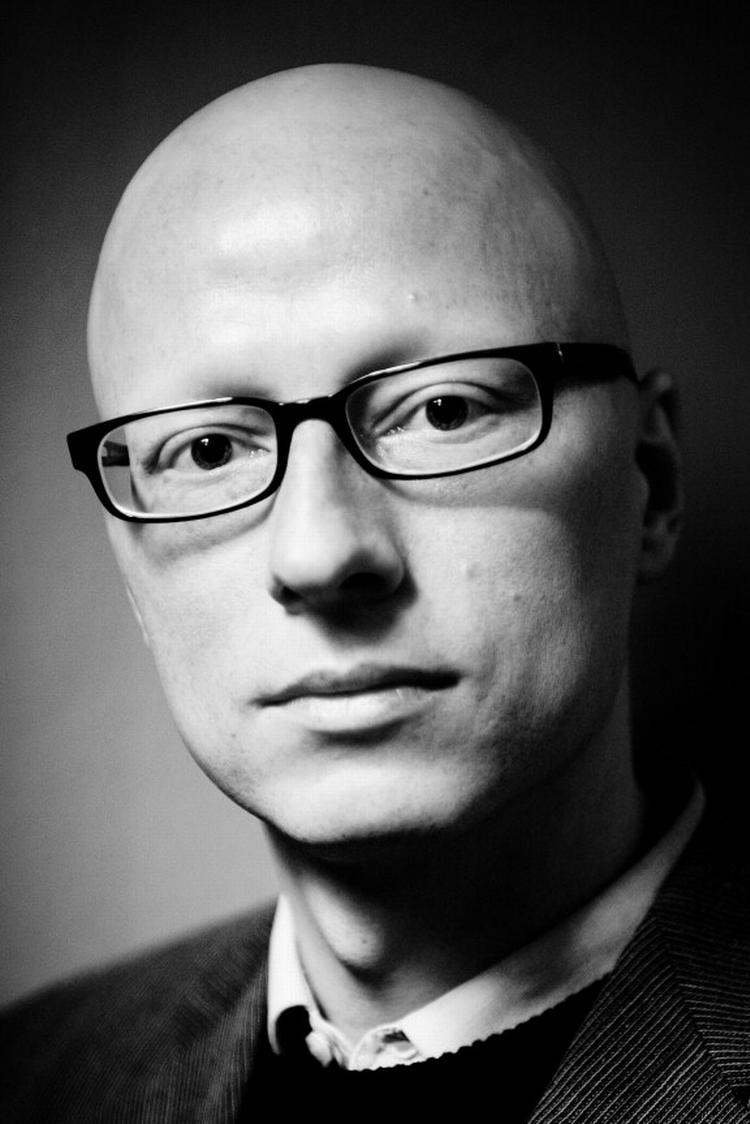 Nyansat. Frederik Wiedemann, 43, tiltræder 1. oktober stillingen som analysechef hos Politiken. Han har bred erhvervserfaring, som spænder over jobs i Finansministeriet, Statsministeriet og hyggepianist i Royal Copenhagens gamle konditori på Strøget. 