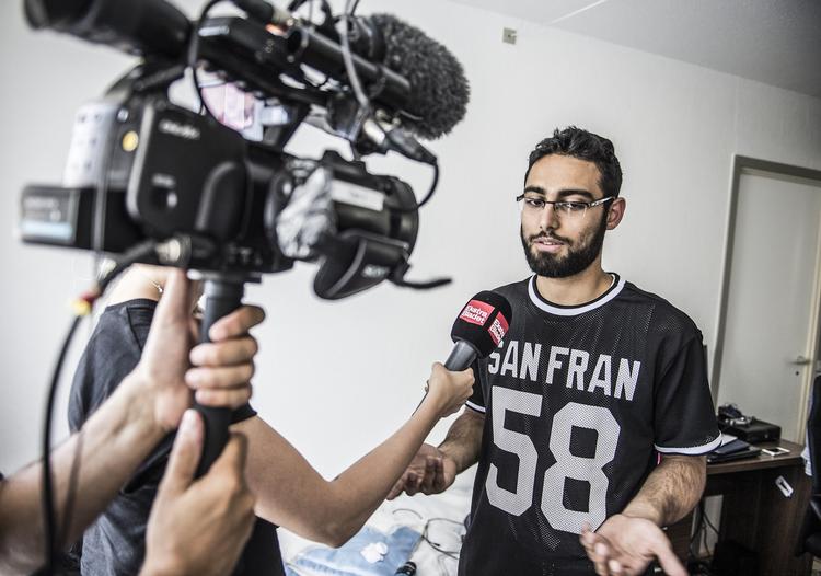 Mistænkeliggjort. Som en sværm spredes en mistænkeliggørelse nu af antimuslimske bloggere og hjemmesider, der videreformidles af forfattere, debattører og privatpersoner via Facebook, skriver Rune Engelbreth. 
