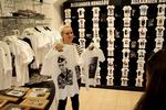 Merchandise. Franske Julie Mares, 28 år, arbejder midlertidigt i Moskva og er kommet til butikken Hearts of Russia for at købe en Putin T-shirt. Hun følges med en veninde fra Ukraine, der ikke vil være med på billedet. 