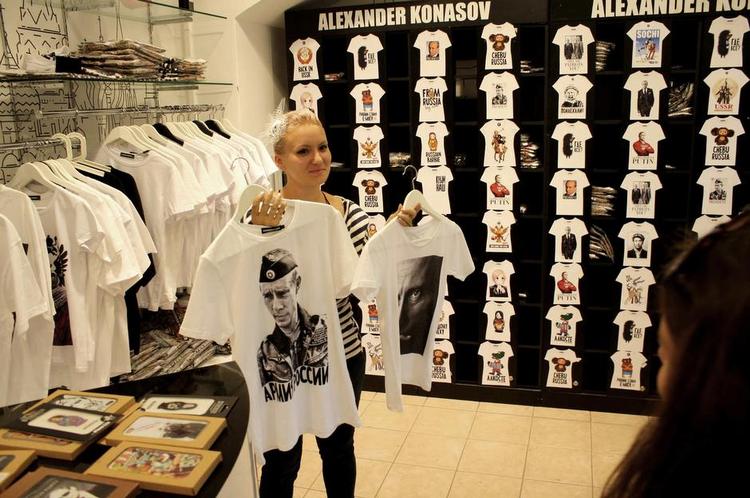 Merchandise. Franske Julie Mares, 28 år, arbejder midlertidigt i Moskva og er kommet til butikken Hearts of Russia for at købe en Putin T-shirt. Hun følges med en veninde fra Ukraine, der ikke vil være med på billedet. 