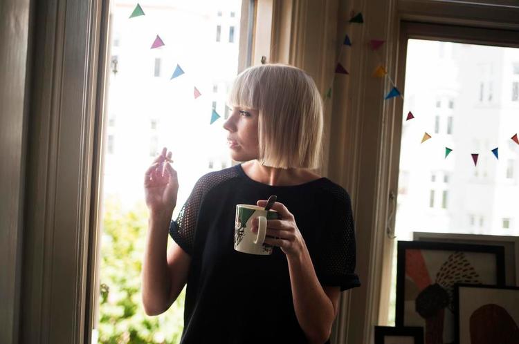 Livline. »Jeg ville aldrig teste mig selv og undvære sociale medier i en måned, for de sociale medier er så stærkt et redskab til networking af alle arter, både socialt og professionelt. Uden dem ville jeg på mange måder halte bagefter både i forhold til mine venner og mit arbejde«, fortæller illustrator My Buemann, 28 år. 