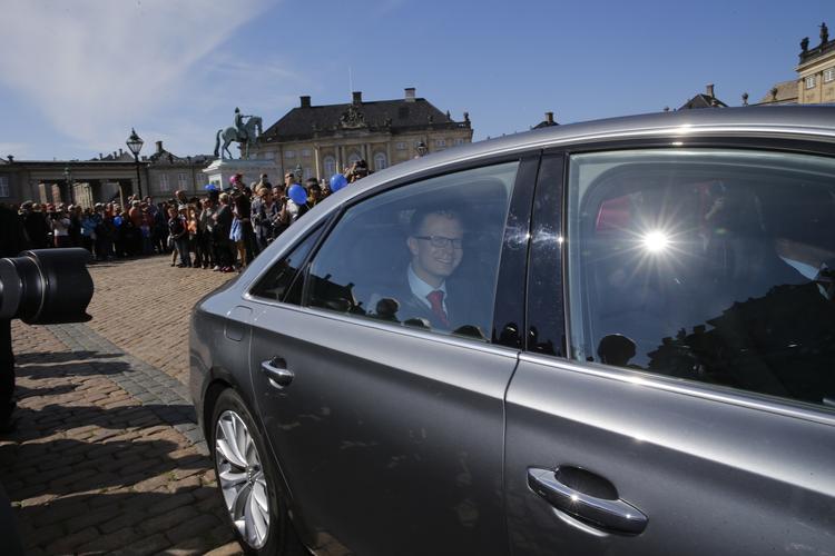 Kommende skatteminister Benny Engelbrecht (S) på vej til dronningen. 