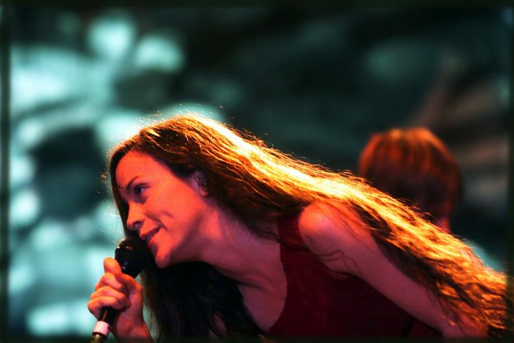 Genre. P4 Fyn fik presset ud af Tinderbox, at den står på »populær rock« næste sommer i Odense. Her ses Alanis Morrisette, da hun optrådte på Midtfyns Festival i den hedengange fynske festivals storhedstid. 