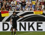 Tak. Landstræner Joachim Löw dirigerede sine tropper i ca. halvanden time i Düsseldorf i går. 