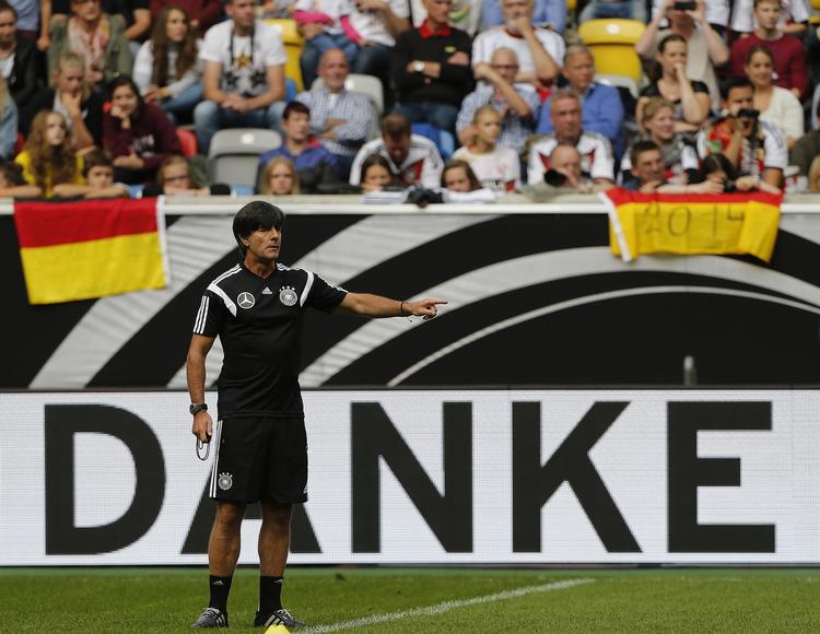 Tak. Landstræner Joachim Löw dirigerede sine tropper i ca. halvanden time i Düsseldorf i går. 