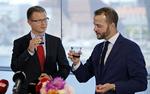 SKÅL. Der blev drukker portvin til ministeroverdragelsen af 'svingdørsministeriet', som departementchefen i skat, Jens Brøchner, selv omtalte sit ministerie. 