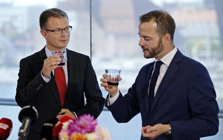 SKÅL. Der blev drukker portvin til ministeroverdragelsen af 'svingdørsministeriet', som departementchefen i skat, Jens Brøchner, selv omtalte sit ministerie. 