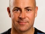 Bistand. Formand Claus Oxfeldt mener, at politiet skal have lov til at lade samme advokat repræsentere flere betjente i samme klagesag. 
