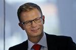 Kritik. Den nye skatteminister, socialdemokratiske Benny Engelbrecht affejer den kritik, som Venstres formand Lars Løkke Rasmussen har rettet mod ham, allerede på Engelbrechts første arbejdsdag som minister. 