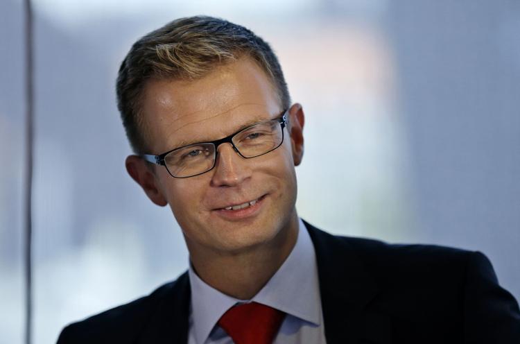 Kritik. Den nye skatteminister, socialdemokratiske Benny Engelbrecht affejer den kritik, som Venstres formand Lars Løkke Rasmussen har rettet mod ham, allerede på Engelbrechts første arbejdsdag som minister. 