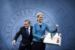 Gaveudveksling. Lars Løkke Rasmussen (V) fik klippekort, og Helle Thorning-Schmidt (S) fik finanslovstaske, da hun overtog Statsministeriet 