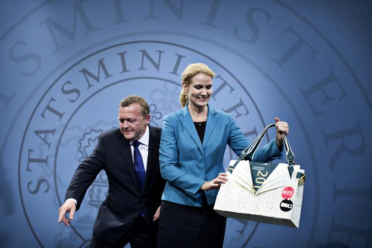 Gaveudveksling. Lars Løkke Rasmussen (V) fik klippekort, og Helle Thorning-Schmidt (S) fik finanslovstaske, da hun overtog Statsministeriet 