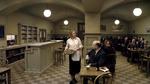 musical. Det er ikke meget nyt, Roy Andersson får afprøvet i 'En duva satt på en gren och funderade på tilvaron', men som fuldt udfoldet musical i dette optrin fra en bar i Göteborg anno 1943 viste den i hvert fald en ny side af talentet. 