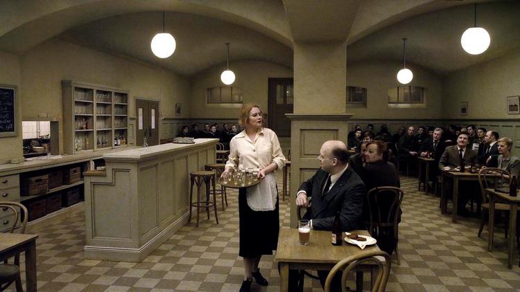 musical. Det er ikke meget nyt, Roy Andersson får afprøvet i 'En duva satt på en gren och funderade på tilvaron', men som fuldt udfoldet musical i dette optrin fra en bar i Göteborg anno 1943 viste den i hvert fald en ny side af talentet. 