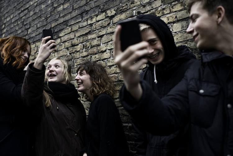 Foreviget. Vi knipser lystigt løs med vores smartphones, og mange gemmer billederne på en af nettets fildelingstjenester. Men har du private billeder eller personfølsomme oplysninger, bør du lægge dem på en ekstern harddisk derhjemme, mener ekspert i it-sikkerhed. 