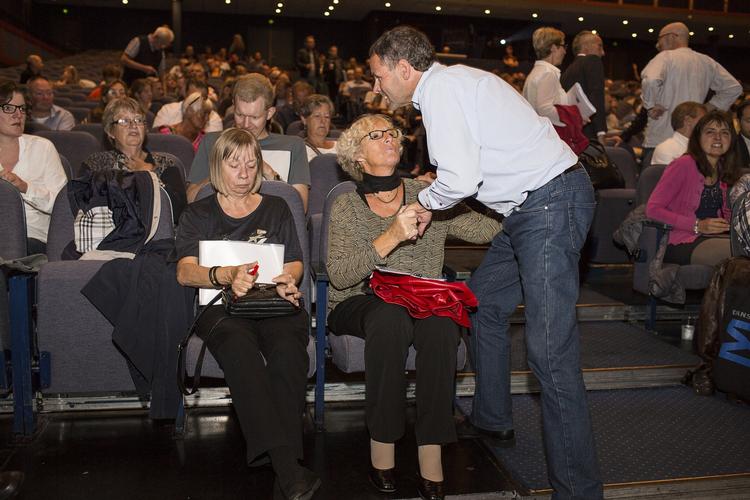 UDSKUDT. De mange fremmødte andelshavere fra Grøndalsvænge stemte ja til, at beslutningen om forlig med kommunen udskydes. Her hilser formand Niels Tørring på. 