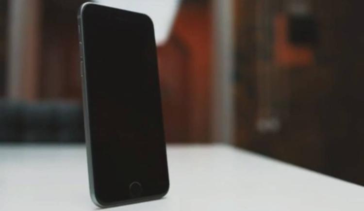 AFSLØRING. En ny video viser i stor detaljegrad, hvad der angiveligt er den næste iPhone. Videoen er lækket fra Rusland en uge før, Apple forventes at afsløre deres næste iPhone-model. 