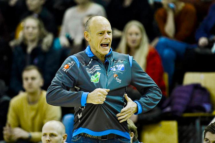 Utilfreds. Erik Veje er utilfreds med,at tre hold kan gå på sommerferie midt i marts. 