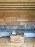 Byggeprojekt. hyggesofa med trævæg med forskellige trærester. 